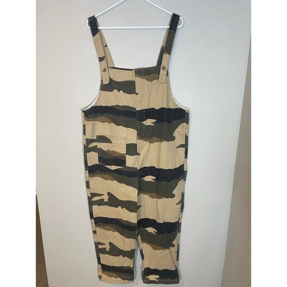 Easel Khaki Olive Camo Print Overalls Women’s Large Wide Leg Pockets Bib NEW - Picture 1 of 8